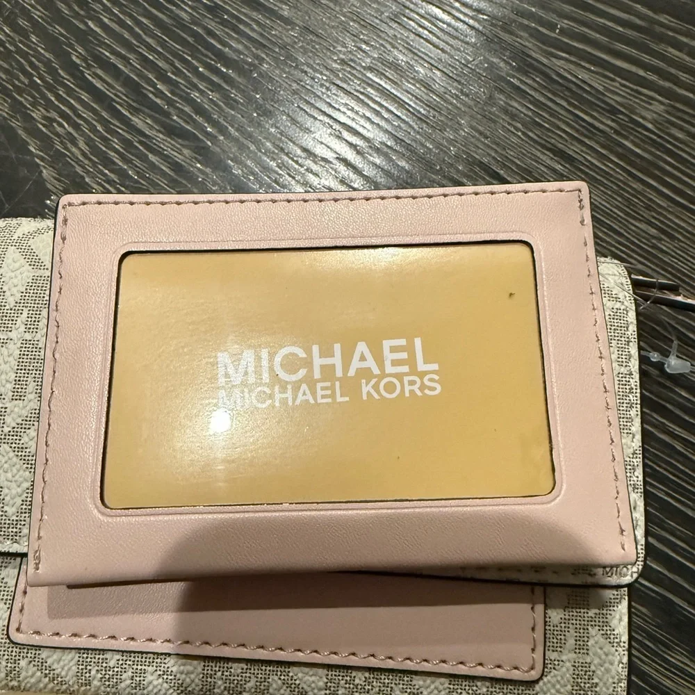 Jet Set Medium Signature Logo 2-in-1 Wallet - Picture 9 of 10